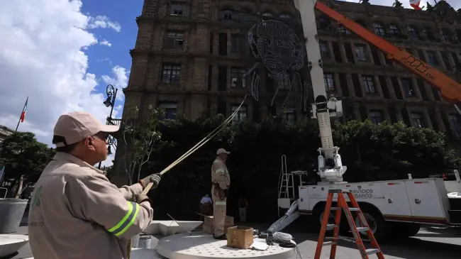 CDMX. Inician a decorar el Zócalo con motivo de las Fiestas Patrias.