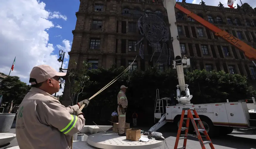 CDMX. Inician a decorar el Zócalo con motivo de las Fiestas Patrias.