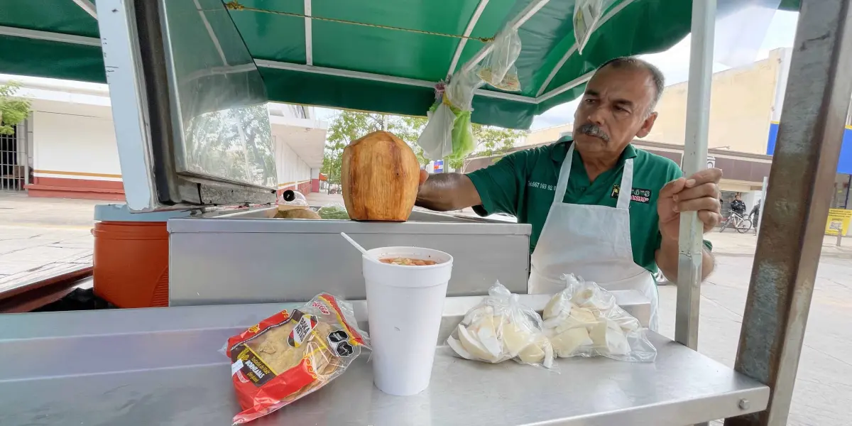 Emigdio Montoya es mejor conocido como El Canijo, y vende los deliciosos cocos en el Centro de Culiacán. Foto; Lino Ceballos.