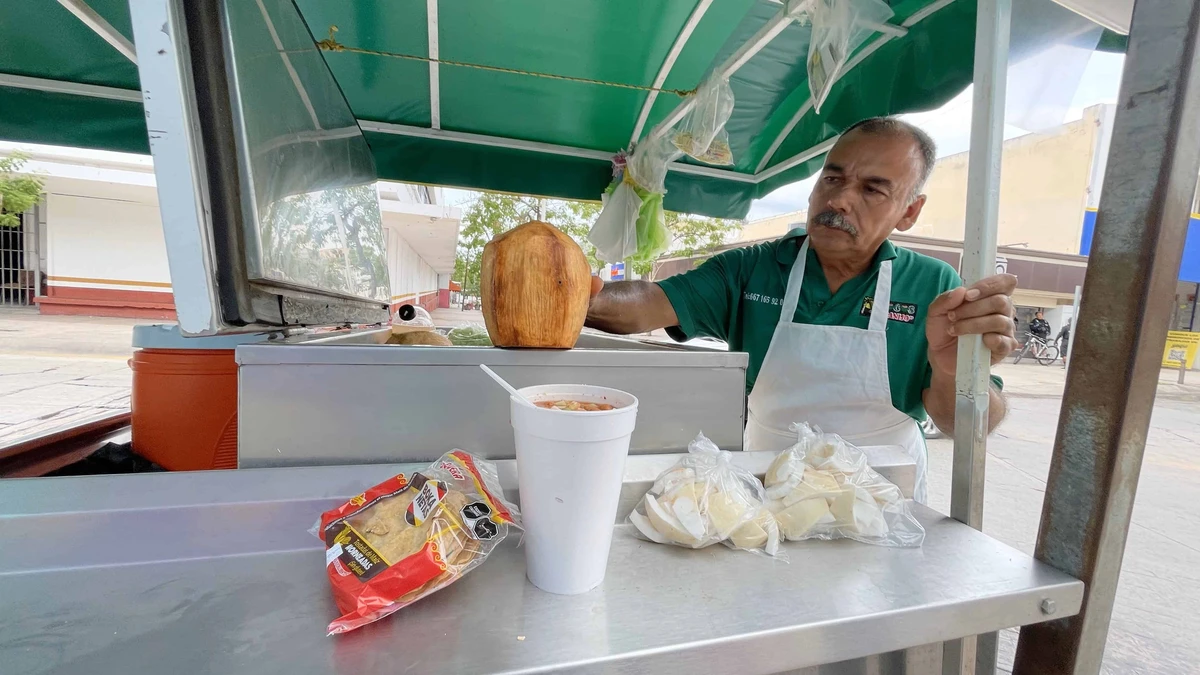 Emigdio Montoya es mejor conocido como El Canijo, y vende los deliciosos cocos en el Centro de Culiacán. Foto; Lino Ceballos.