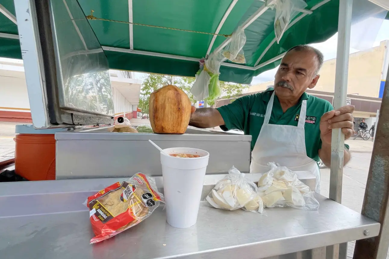 Emigdio Montoya es mejor conocido como El Canijo, y vende los deliciosos cocos en el Centro de Culiacán. Foto; Lino Ceballos.