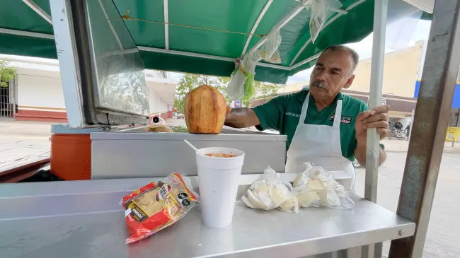 Emigdio Montoya es mejor conocido como El Canijo, y vende los deliciosos cocos en el Centro de Culiacán. Foto; Lino Ceballos.