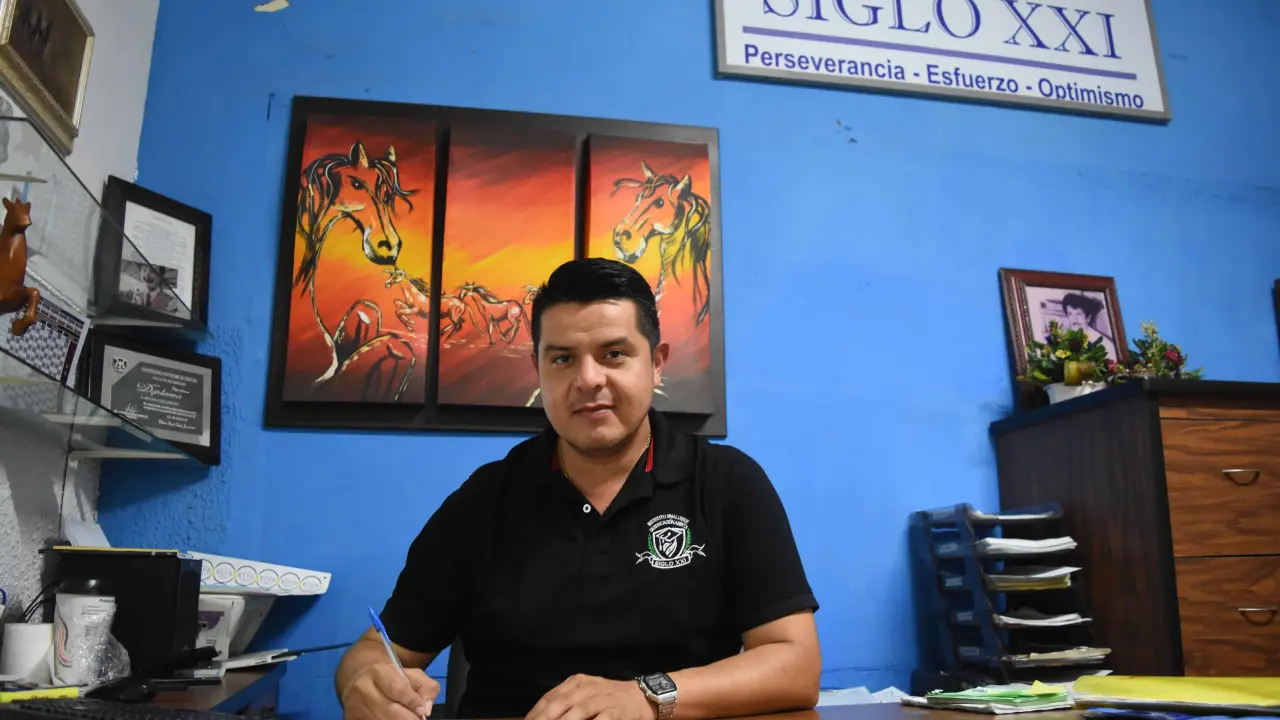 En el Instituto Sinaloense de Educación Abierta Siglo XXI, Arturo Ruiz Lindoro tiene un legado en la educación y trabaja para mantenerlo firme. Foto: Lino Ceballos.