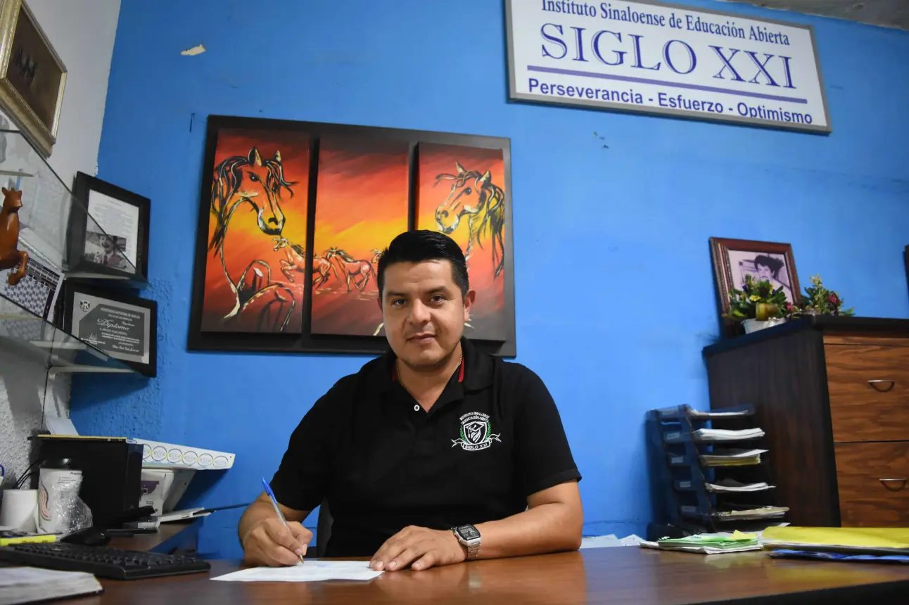 En el Instituto Sinaloense de Educación Abierta Siglo XXI, Arturo  Ruiz Lindoro tiene un legado en la educación y trabaja para mantenerlo firme. Foto: Lino Ceballos.