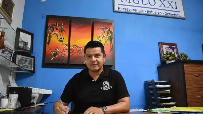 En el Instituto Sinaloense de Educación Abierta Siglo XXI, Arturo  Ruiz Lindoro tiene un legado en la educación y trabaja para mantenerlo firme. Foto: Lino Ceballos.