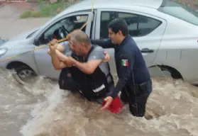 ¡Rescate heroico! Salvan a mujer atrapada en vehículo durante torrenciales lluvias en Culiacán