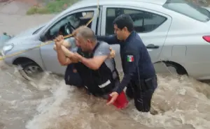 ¡Rescate heroico! Salvan a mujer atrapada en vehículo durante torrenciales lluvias en Culiacán