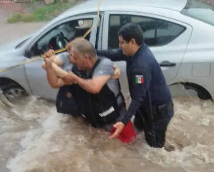 ¡Rescate heroico! Salvan a mujer atrapada en vehículo durante torrenciales lluvias en Culiacán