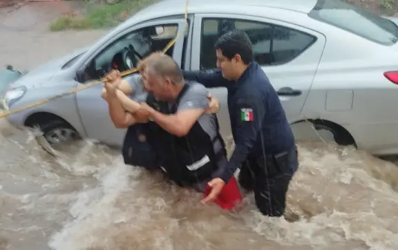 ¡Rescate heroico! Salvan a mujer atrapada en vehículo durante torrenciales lluvias en Culiacán