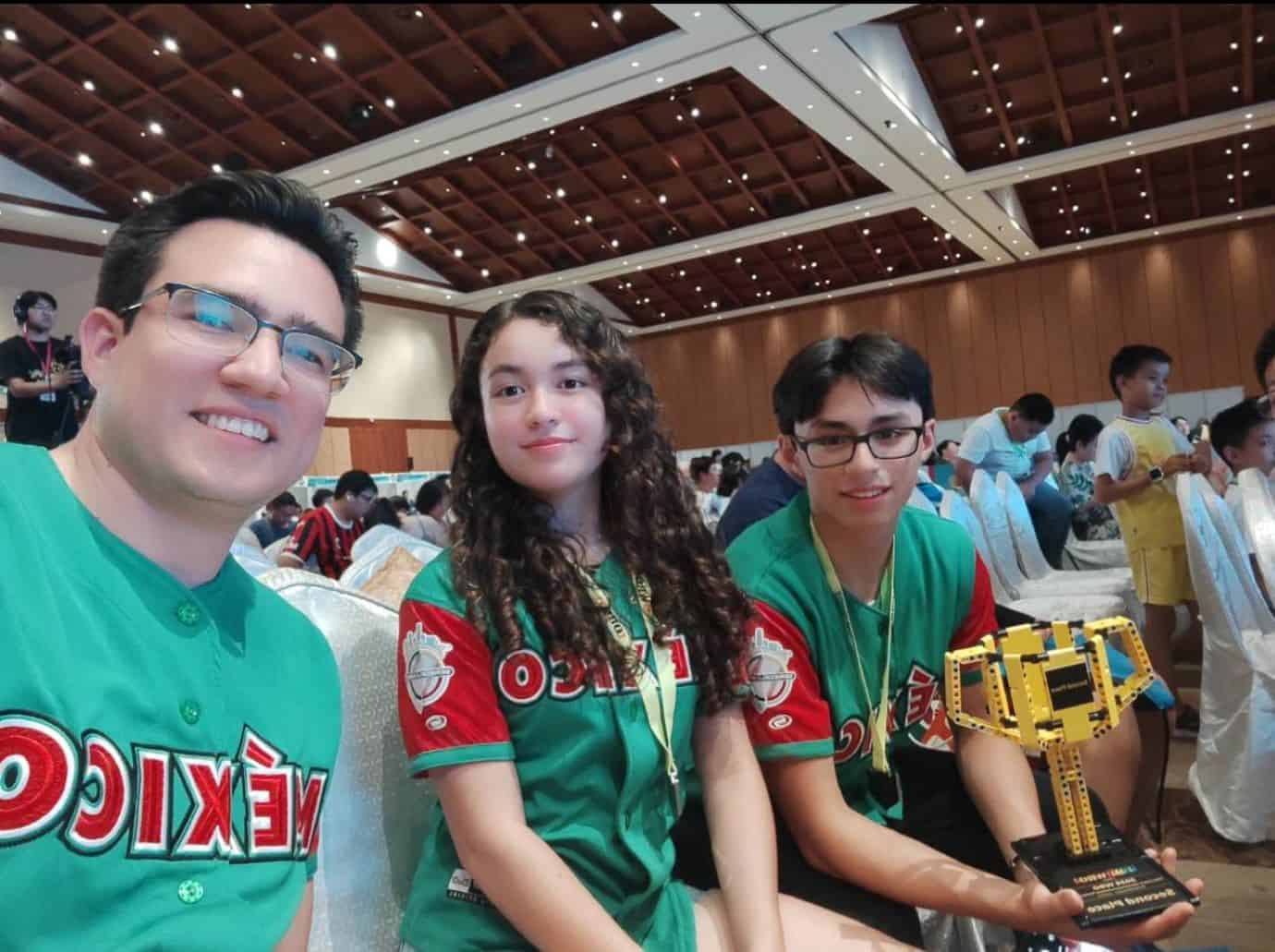 Los estudiantes del Colegio Jean Piaget con su coach Martín Adrián Borbón. Foto: Cortesía