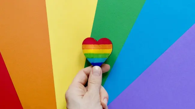 La comunidad LGBTIQA+ enfrenta diversas formas de violencia en México. Foto: Freepik