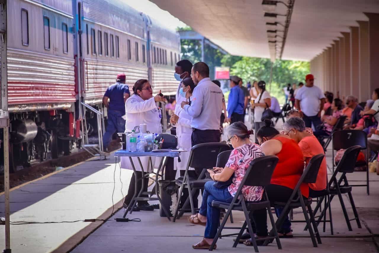 Personas esperan para ser atendidas por los doctores del Dr. Vagón.