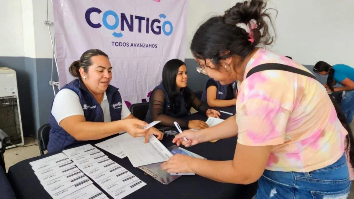 Jefas de Familia en Querétaro recogieron este lunes los vales para estancias infantiles. Foto: Cortesía