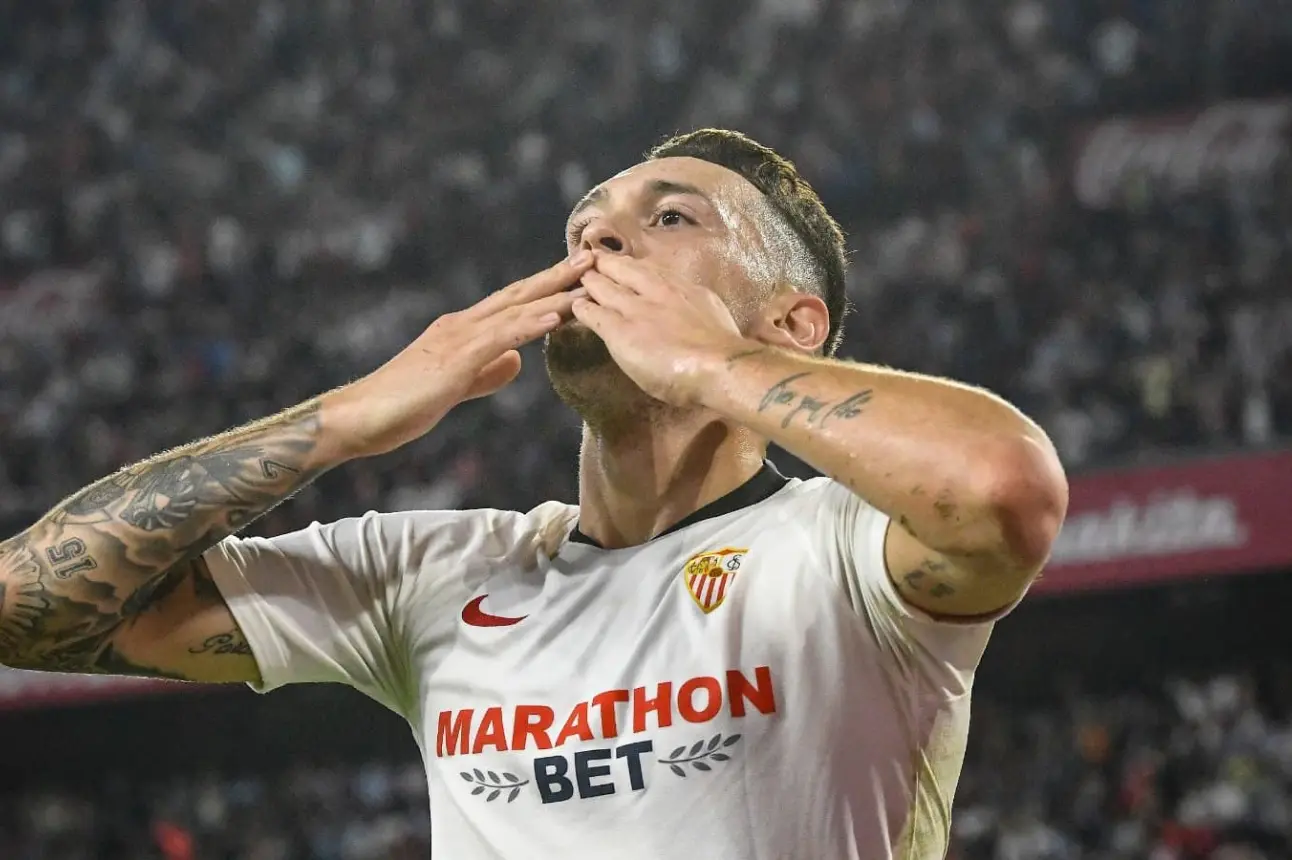 Lucas Ocampos es rayado | Imagen: @SevillaFC