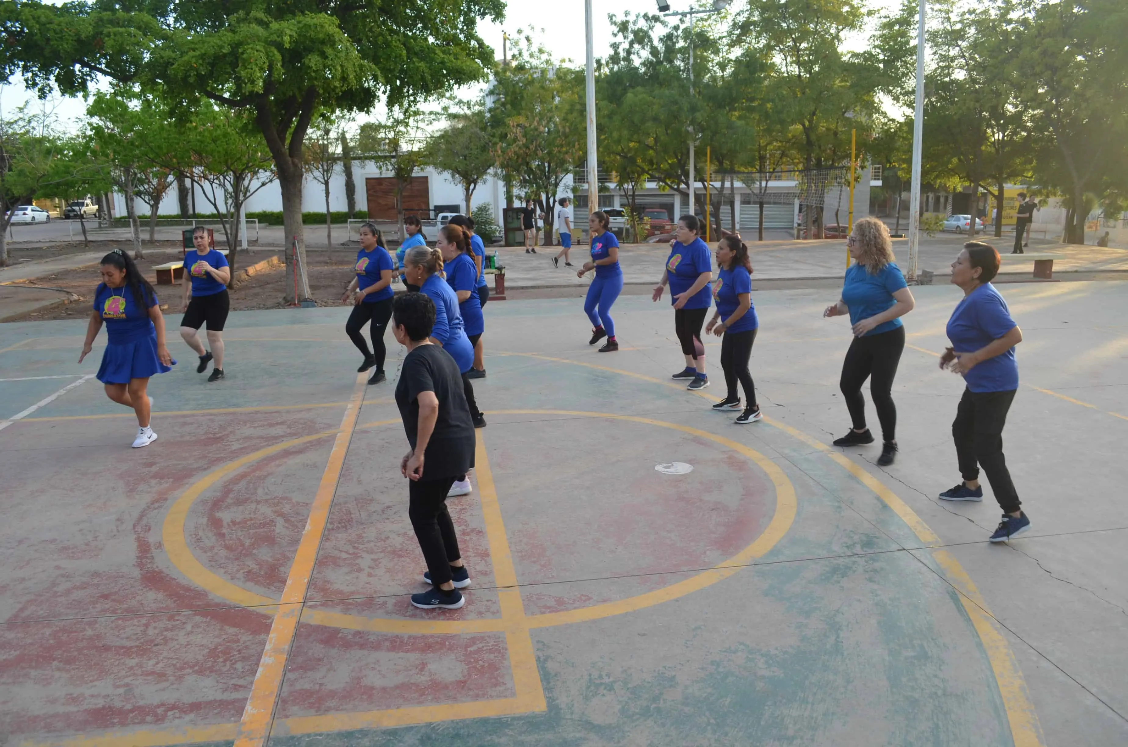 Sonia y sus alumnas disfrutan del baile al aire libre.