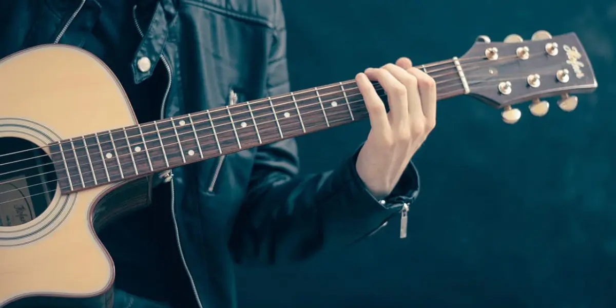 Clases de guitarra en el Museo de Arte de Mazatlán.