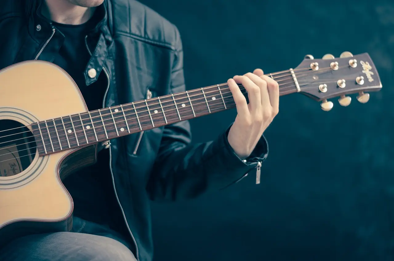 Clases de guitarra en el Museo de Arte de Mazatlán.