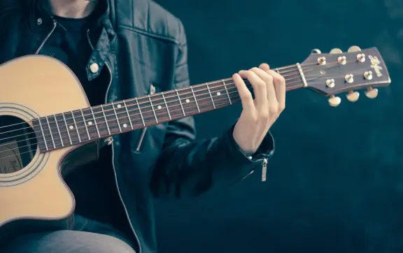 ¿Te gustaría aprender a tocar la guitarra?; en el Museo de Arte de Mazatlán impartirán clases