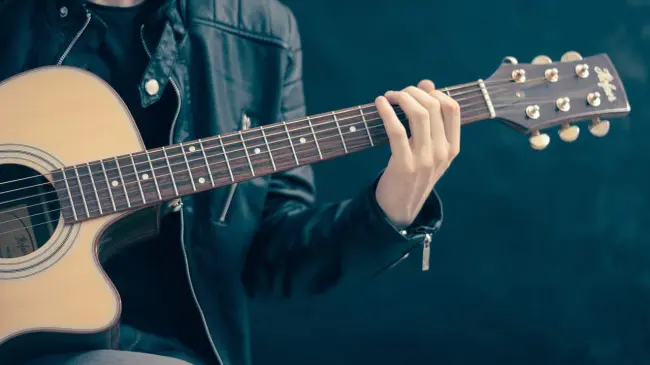 Clases de guitarra en el Museo de Arte de Mazatlán.