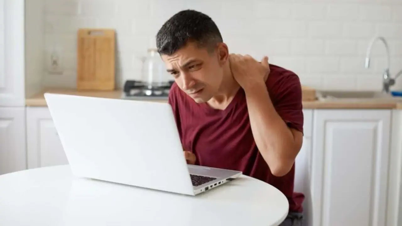 Realiza estos consejos sencillos para evitar lesiones, mejorar tu postura y llevar a cabo tus actividades diarias de manera más cómoda. Foto:Freepik