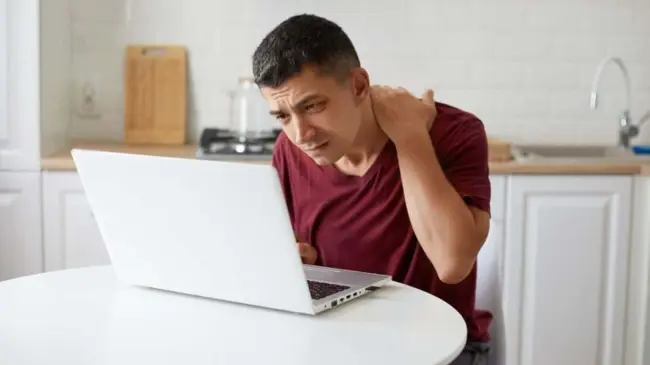 Realiza estos consejos sencillos para evitar lesiones, mejorar tu postura y llevar a cabo tus actividades diarias de manera más cómoda. Foto:Freepik