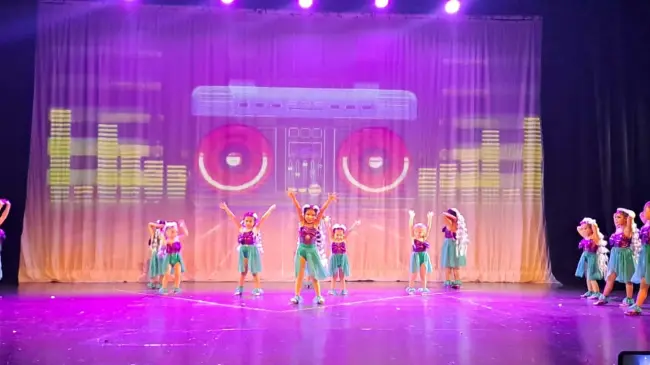 Las clases de Danza Jazz en el CEDI No. 2 se imparten en un salón de usos múltiples con área refrigerada, los días martes y jueves en diferentes horarios.