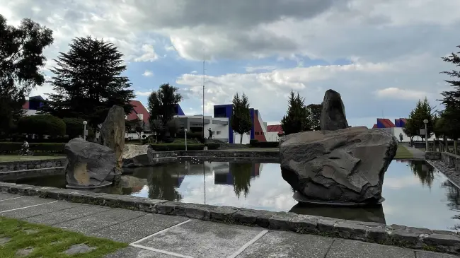 Dentro del Centro Cultural Mexiquense podrás explorar museos, la moderna Cineteca Mexiquense y el valioso Archivo Histórico del Estado de México.