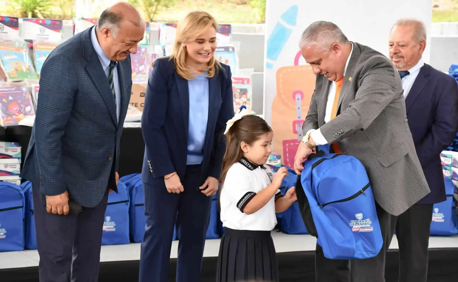 Autoridades Inician la entrega de paquetes de útiles escolares en Chihuahua. Foto: Cortesía