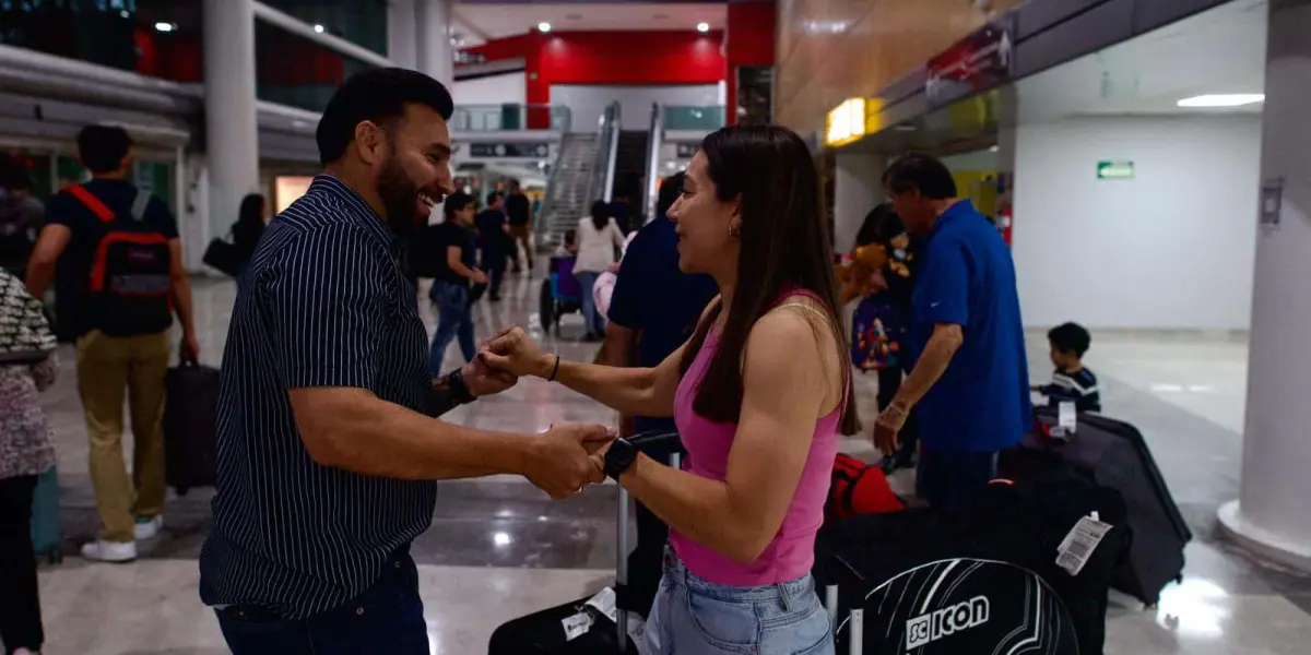 Familiares, amigos y el director del ISDE, Julio César Cascajares Ramírez, recibieron a Luz Daniela Gaxiola, reconociendo su grandeza como atleta.