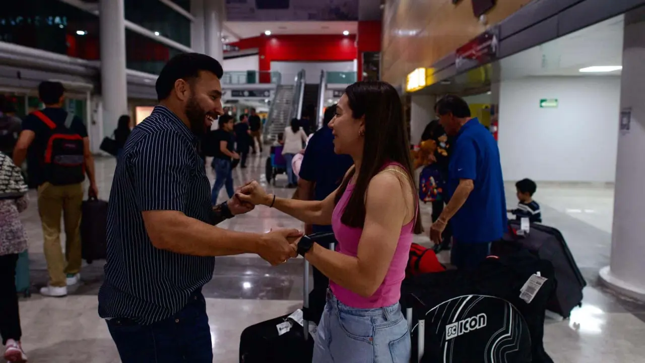Familiares, amigos y el director del ISDE, Julio César Cascajares Ramírez, recibieron a Luz Daniela Gaxiola, reconociendo su grandeza como atleta.
