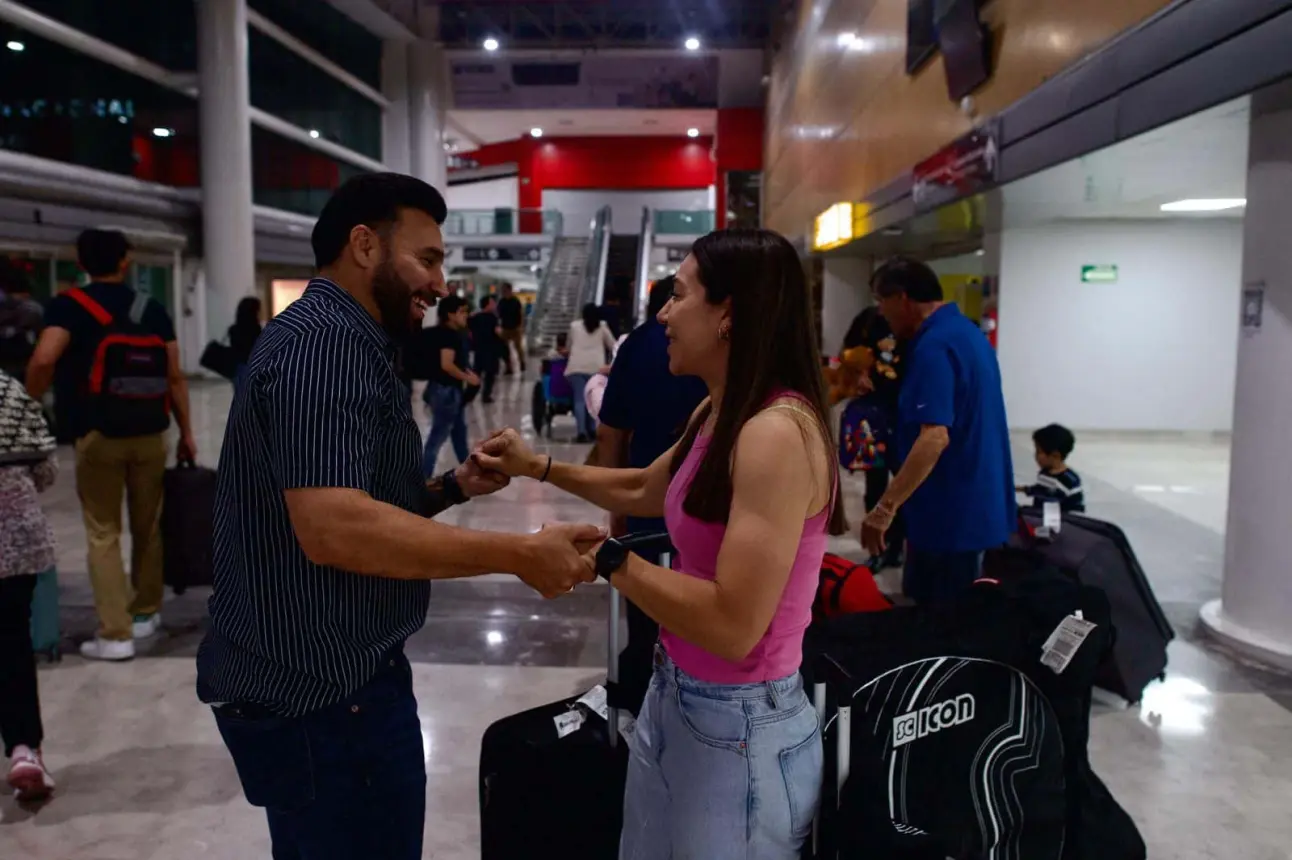 Familiares, amigos y el director del ISDE, Julio César Cascajares Ramírez, recibieron a Luz Daniela Gaxiola, reconociendo su grandeza como atleta.