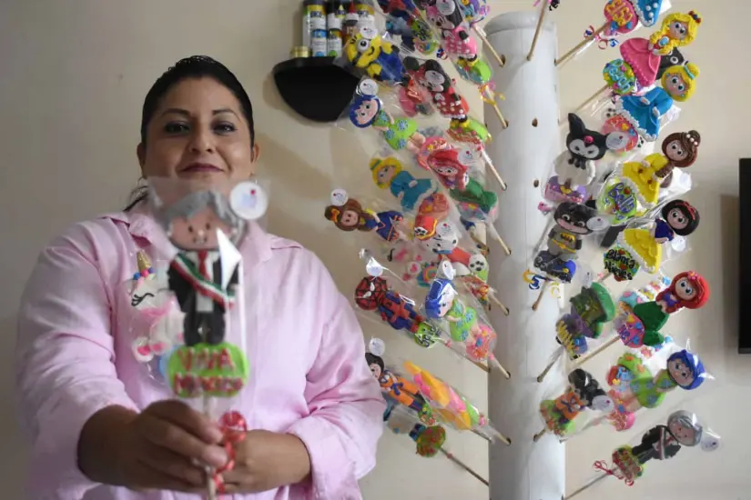 Maribel Balderas con su emprendimiento de paletas bombón en Culiacán. Foto: Lino Ceballos