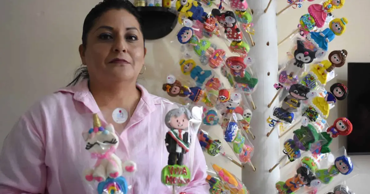 Maribel emprende en Culiacán con paletas de bombón de AMLO y personajes animados