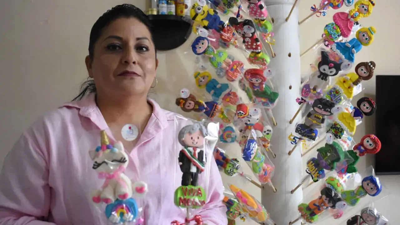 Maribel gracias a su ingenio y esfuerzo inició con su emprendimiento de paletas en Culiacán. Foto: Cortesía