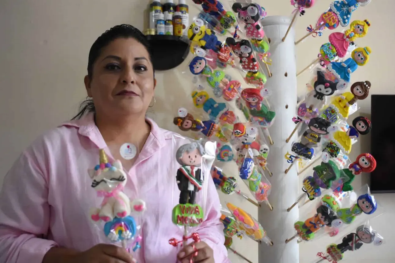 Maribel gracias a su ingenio y esfuerzo inició con su emprendimiento de paletas en Culiacán. Foto: Cortesía