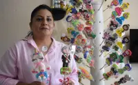 Maribel emprende en Culiacán con paletas de bombón de AMLO y personajes animados