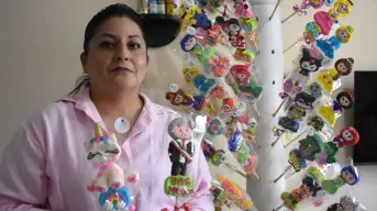 Maribel emprende en Culiacán con paletas de bombón de AMLO y personajes animados