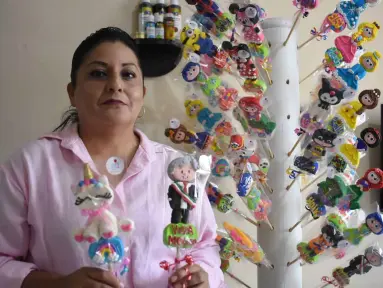 Maribel emprende en Culiacán con paletas de bombón de AMLO y personajes animados