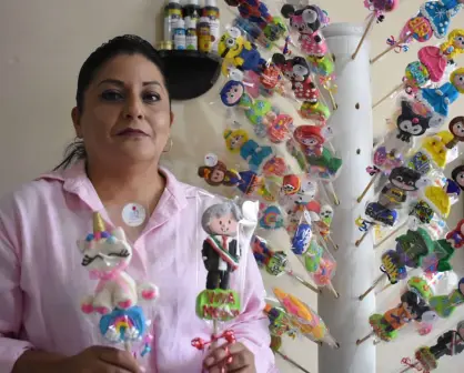 Maribel emprende en Culiacán con paletas de bombón de AMLO y personajes animados