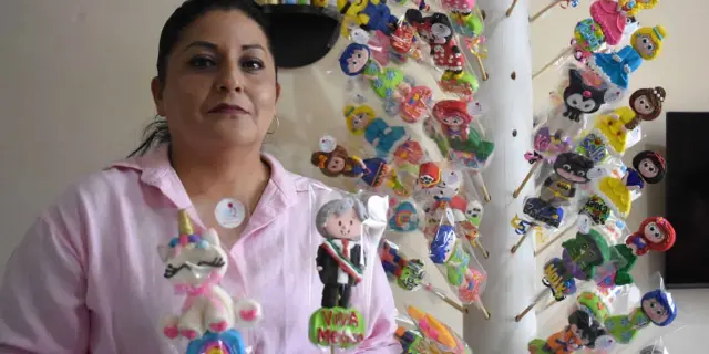 Maribel emprende en Culiacán con paletas de bombón de AMLO y personajes animados