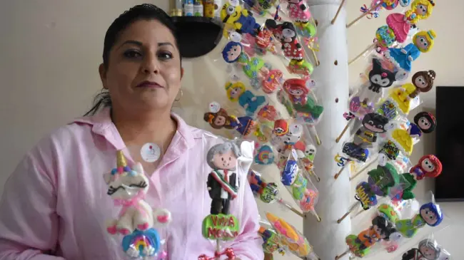 Maribel gracias a su ingenio y esfuerzo inició con su emprendimiento de paletas en Culiacán. Foto: Cortesía