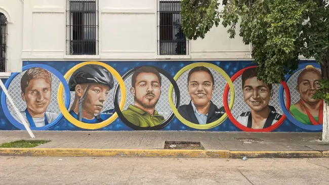 Con la elaboración del Mural Olímpico se busca motivar a más jóvenes a inclinarse hacia el ambito deportivo y roconocer la labor de los atletas sinaloenses. Foto: Lino Ceballos.