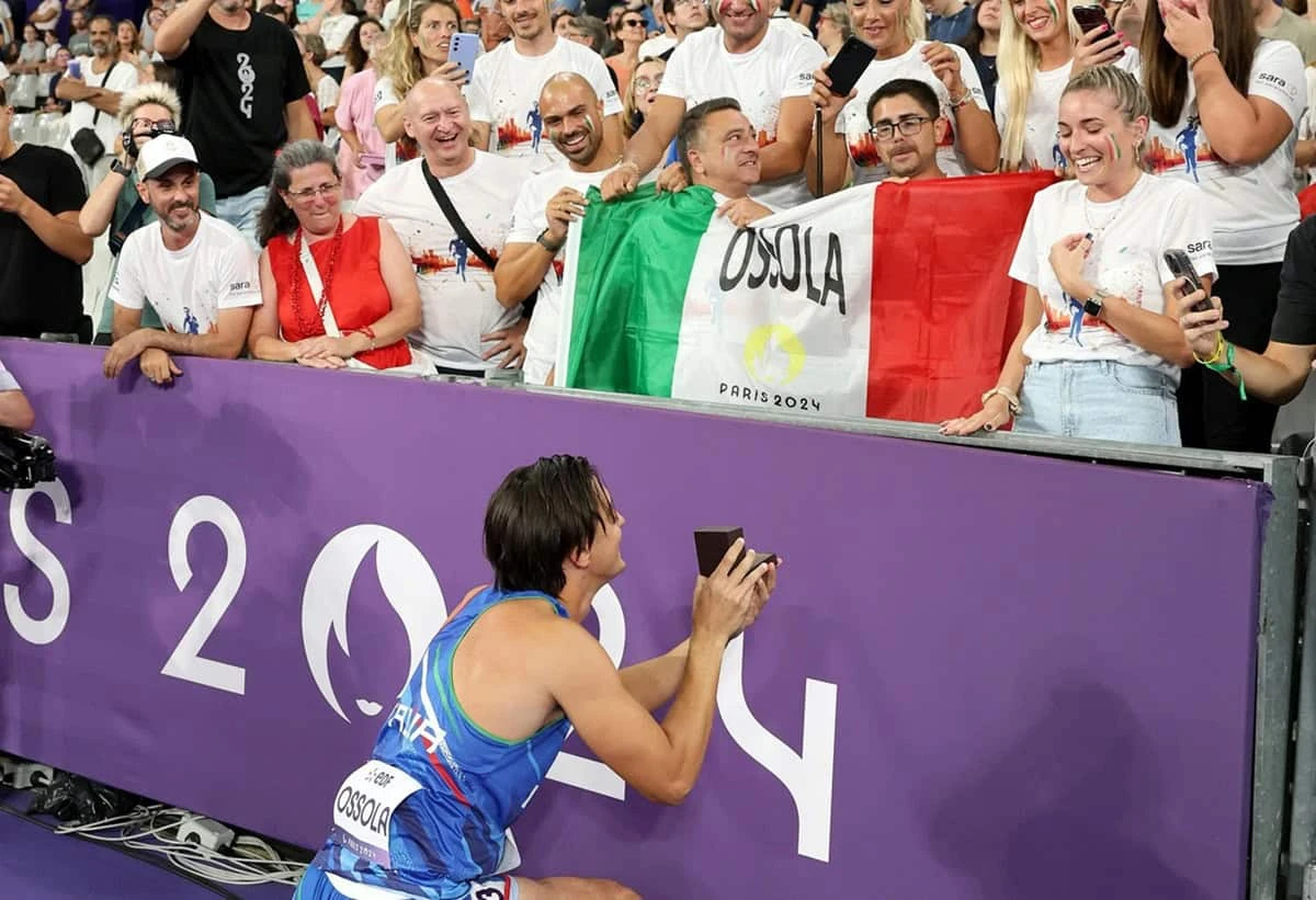 Alessandro Ossola propone matrimonio a su novia después de la carrera de 100 metros en París.