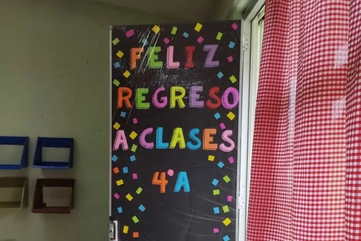 Puertas decoradas de salón clases para agosto, mes del regreso a clases en México. Foto: Pinterest