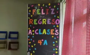 Ideas para decorar la puerta del salón de clases para agosto, inicio de un nuevo ciclo escolar.