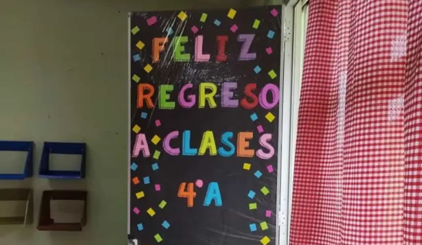 Puertas decoradas de salón clases para agosto, mes del regreso a clases en México. Foto: Pinterest