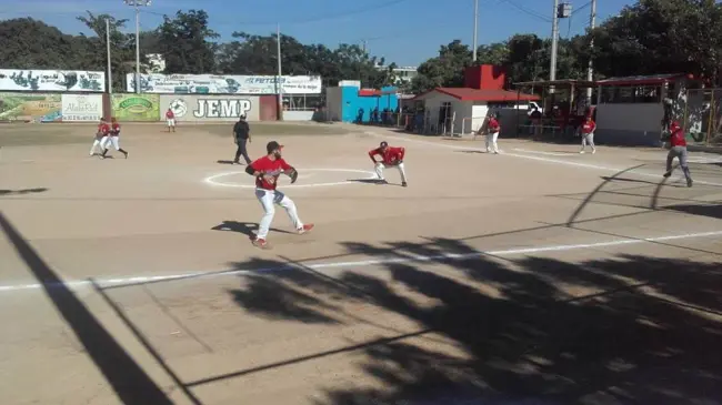 Muchos niños y jóvenes de la Libertad y colonias aledañas han encontrado en el softbol y otros deportes una pasión que les ayuda a mantenerse alejados de malos hábitos como la drogadicción.