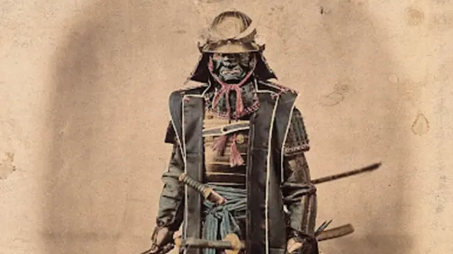En medio de este caos, el Bushido, el antiguo código de los samuráis japoneses.