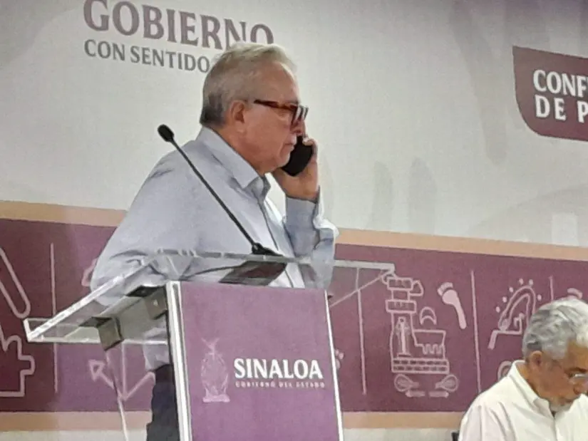 El Gobernador Rubén Rocha recibiendo reporte de autoridades castrenses
