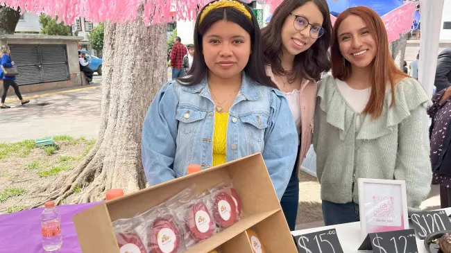 Los jóvenes que participaron en la presentación de sus productos dieron muestra de su talento y creatividad. Foto: Alisson Tamara Medrano.